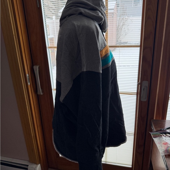 Torrid Everyday Fleece Colorblock Active Hoodie - Picture 5 of 7